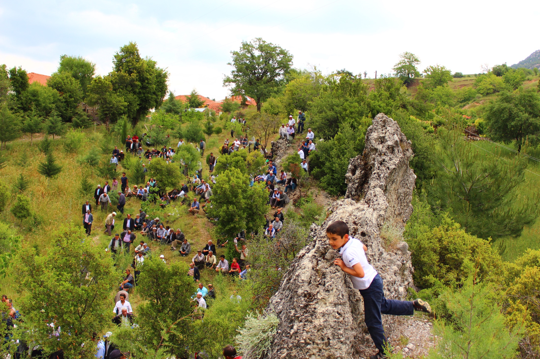 Yağmur duası için açık alanda toplanan kalabalık