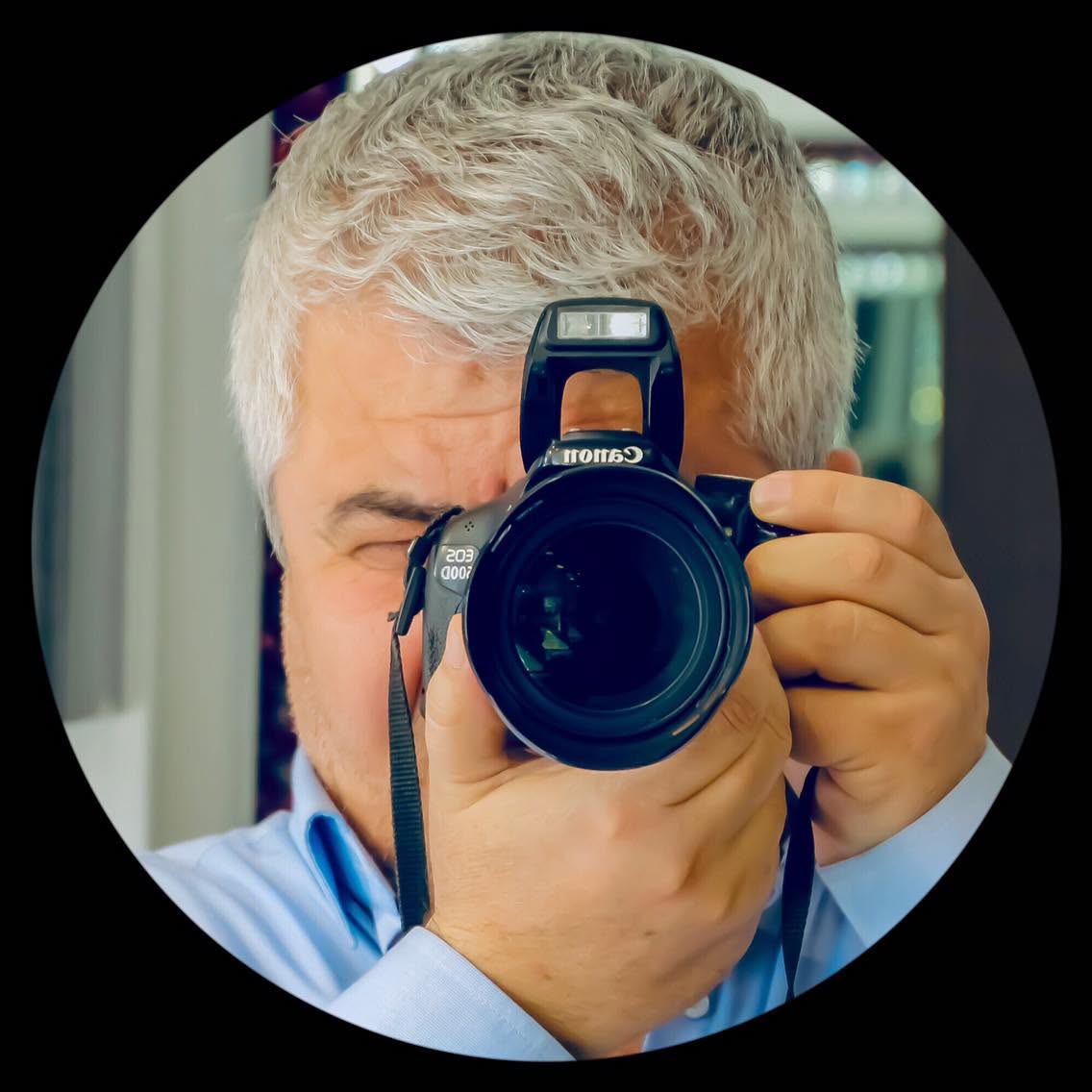 Fotoğraf makinesiyle Mustafa Ünal